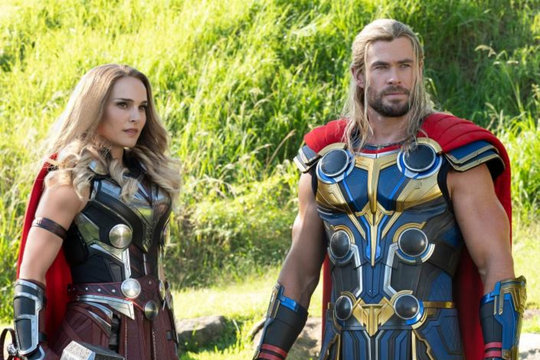 Chris Hemsworth không ăn thịt trước cảnh hôn vì bạn diễn ăn chay