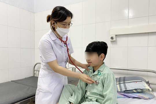 Lạm dụng thuốc xịt mũi chứa corticoid, trẻ suy tuyến thượng thận