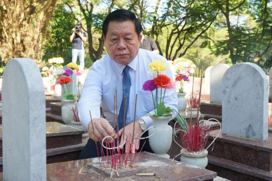 Ông Nguyễn Trọng Nghĩa dâng hương Nghĩa trang Liệt sĩ và tặng quà người có công