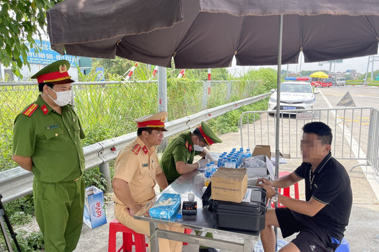 Tài xế xe đầu kéo dương tính với ma túy trên cao tốc Pháp Vân - Ninh Bình