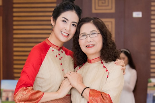 Hoa hậu Ngọc Hân và mẹ rạng rỡ diện áo dài đôi