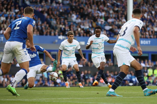 Bom tấn Raheem Sterling phung phí cơ hội, Chelsea nhọc nhằn vượt ải Everton