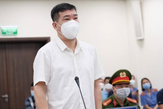 Cựu trưởng Công an Tây Hồ Phùng Anh Lê phủ nhận cáo buộc nhận tiền thả người