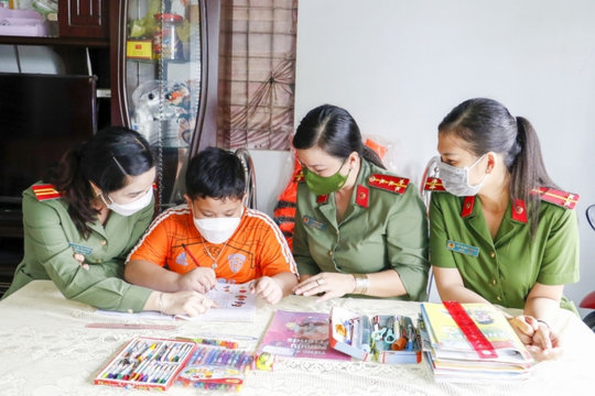 “Mẹ đỡ đầu” - Điểm tựa đầy yêu thương của trẻ mồ côi do COVID-19