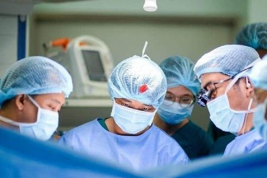 Gắp dị vật trong vùng kín bé gái 5 tuổi