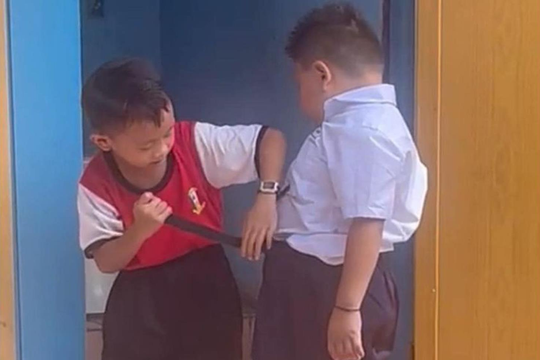 Hành động của hai cậu bé lớp 1 trước cửa nhà vệ sinh khiến dân mạng 'tan chảy'