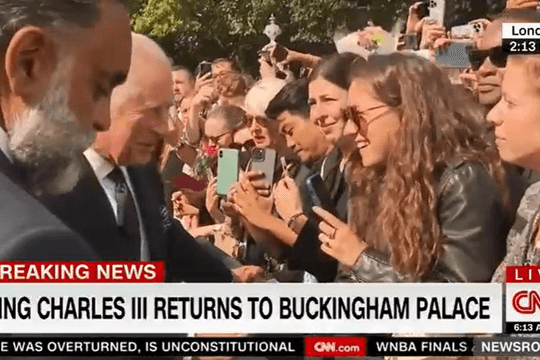 Đám đông chào đón Vua Charles III tại cung điện Buckingham