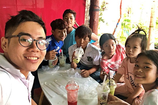Chàng trai mở lớp học tình thương, hỗ trợ cả trẻ em châu Phi