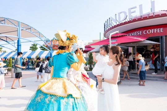 Gia đình Hoàng Bách, Khánh Thi, Pha Lê cùng khoe ảnh “vi vu” đô thị du lịch biển