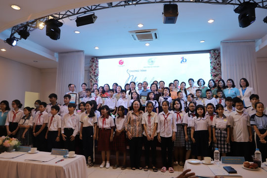 Chương trình “Mẹ đỡ đầu” giúp trẻ mồ côi vững tin vào cuộc sống