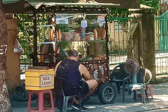 Anh Tây được ‘tắm trong bánh mì’ khi để lại quà lưu niệm đáng yêu cho chủ quán