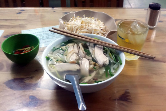 Bát phở ở Hà Nội không dưới 40.000 đồng vì…đắt từ mớ hành, quả ớt