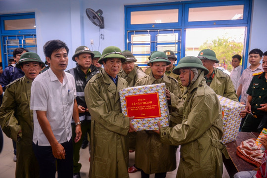 Phó Thủ tướng Chính phủ Lê Văn Thành kiểm tra tình hình sau bão số 4 tại Huế