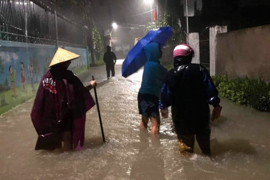 Mưa lũ làm 2 người chết và hàng chục người bị thương