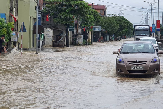 Quốc lộ 1A qua Nghệ An nhiều đoạn ngập sâu vì mưa lũ