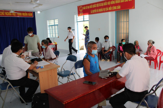 Bộ đội Vùng 4 Hải quân sửa chữa nhà, khám bệnh miễn phí cho người nghèo