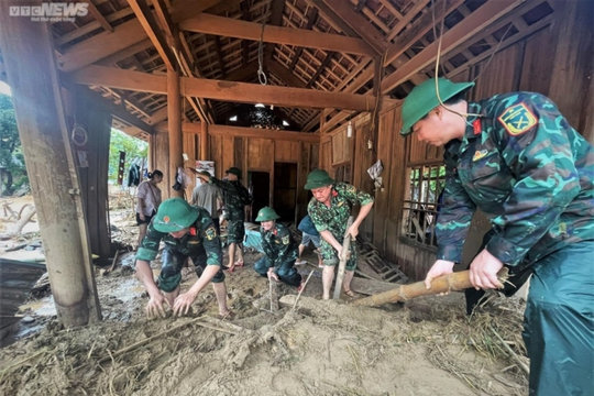 Công an, bộ đội lội biển nước, đào xới bùn đất giúp dân Kỳ Sơn sau lũ dữ