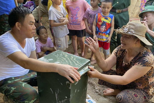 Mừng rơi nước mắt nhận lại két sắt chứa tiền, sổ đỏ bị lũ cuốn trôi ở Kỳ Sơn