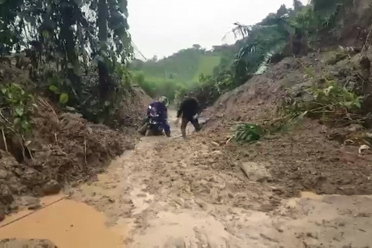 Mưa lớn kéo dài gây tắc đường, nhiều nơi bị cô lập ở Quảng Nam