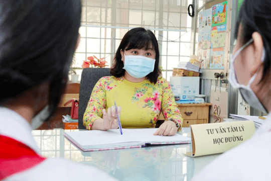 Cầm bút, đeo kính rồi vẫn loanh quanh đi tìm, cẩn thận sa sút trí tuệ