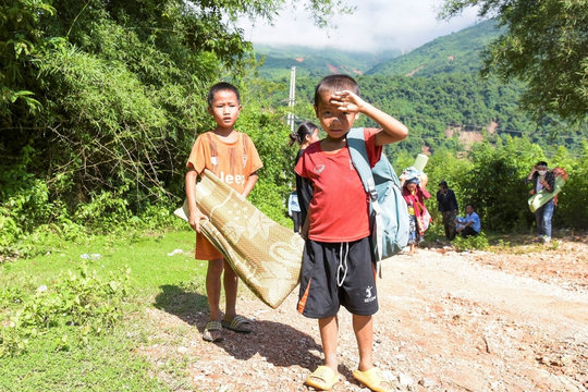 Ngổn ngang đường đến trường của những đứa trẻ vùng lũ Kỳ Sơn