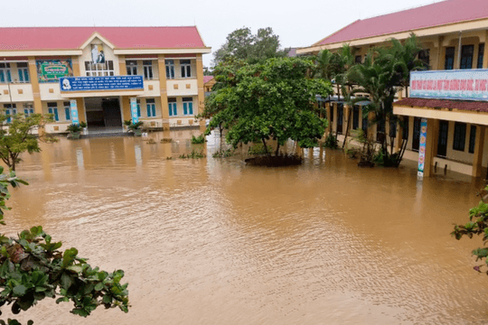Trường học ở vùng lũ Quảng Bình trong mênh mông biển nước