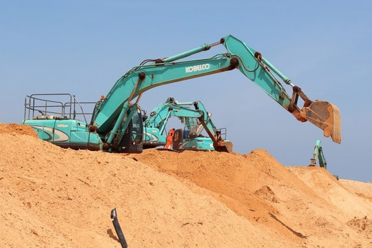 Tìm kiếm nạn nhân trong núi cát khổng lồ sau vụ sạt lở ở Bình Thuận
