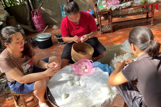 Nghĩa tình giúp cả làng thoát đói rét trong cơn lũ quét, lũ ống ở Kỳ Sơn
