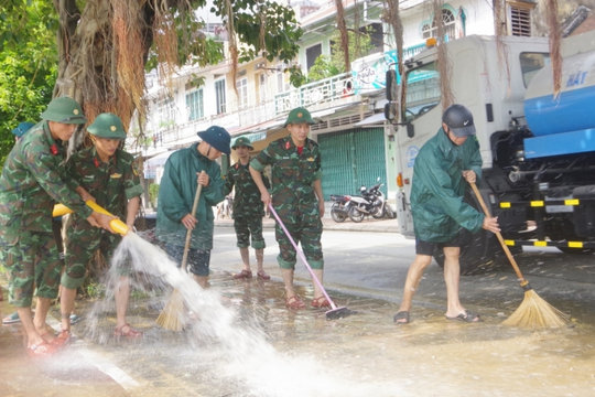 Người dân và các lực lượng vũ trang Thừa Thiên Huế dọn bùn, đất sau mưa ngập