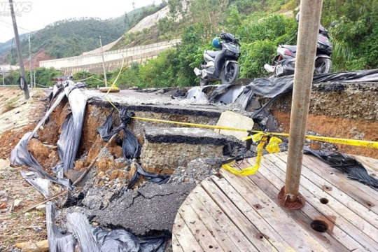 Đường hơn 700 tỷ đồng chậm tiến độ, vừa thảm nhựa đã nứt gãy hàng trăm mét