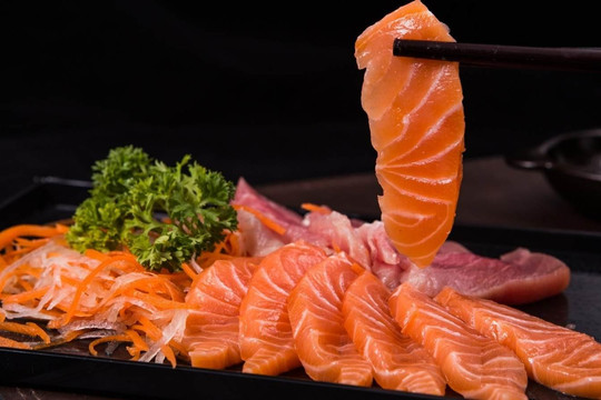 Chuyên gia dinh dưỡng chỉ nguy cơ tiềm ẩn trong đĩa sashimi hấp dẫn