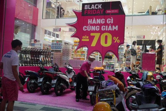 Nhiều cửa hàng ở TP.HCM giảm giá “khủng” dịp Black Friday