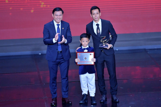 Văn Quyết đưa "quý tử" lên nhận giải Cầu thủ xuất sắc nhất V-League 2022