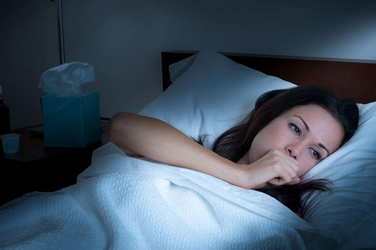 Cách làm dịu cơn ho vào ban đêm