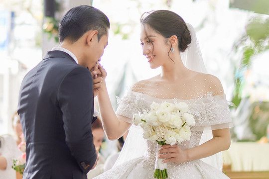 Khánh Thi đẹp lộng lẫy trong hôn lễ tại nhà thờ
