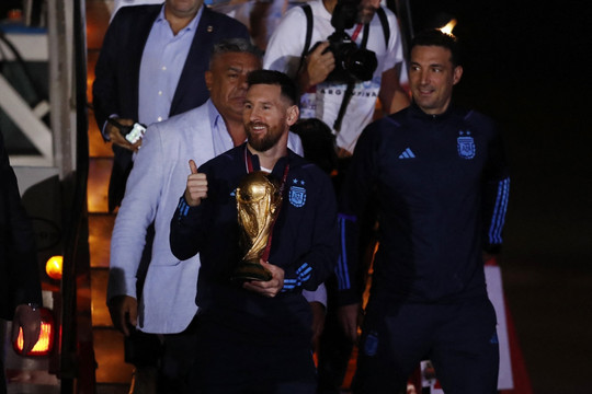 Biển người chào mừng Messi và đồng đội đưa cúp vàng World Cup về Argentina