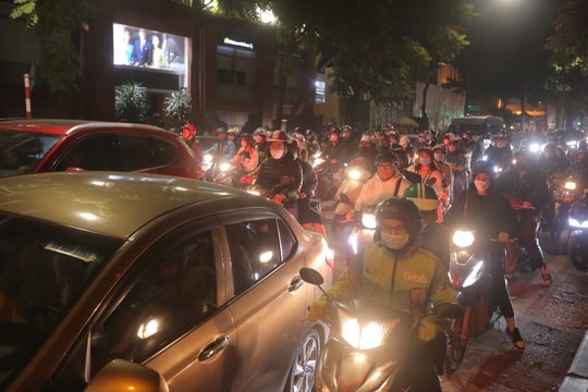 Nhiều đường phố Hà Nội ùn tắc trong đêm Giáng sinh 2022