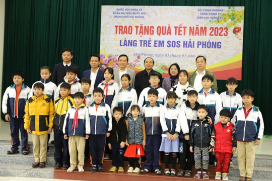 Tặng 1.000 suất quà Tết đến các gia đình chính sách, trẻ em mồ côi
