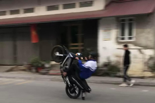 Gia tăng tình trạng thanh, thiếu niên "bốc đầu" xe máy tại Cao Bằng