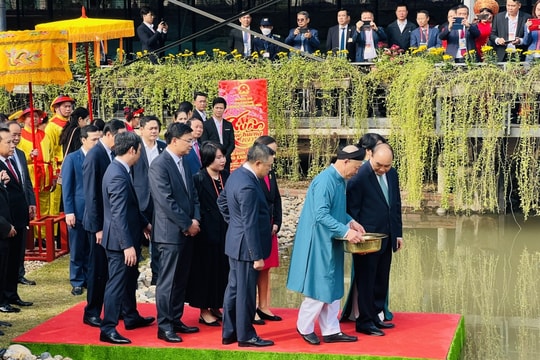 Chủ tịch nước dâng hương, thả cá cùng kiều bào tại Hoàng Thành Thăng Long