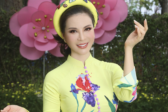 MC Thanh Mai trẻ đẹp diện áo dài dạo phố ngày cuối năm
