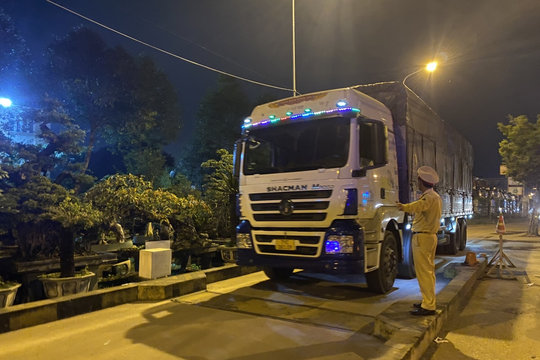 Xử lý lái xe chở quá tải, không chấp hành hiệu lệnh