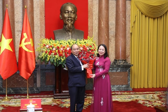 Nguyên Chủ tịch nước Nguyễn Xuân Phúc bàn giao công tác