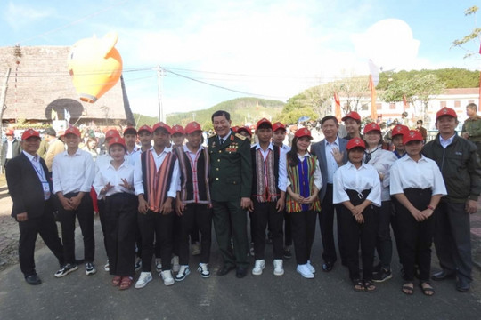 Anh hùng Phạm Tuân tham gia “Chắp cánh ước mơ” cho học sinh Kon Tum