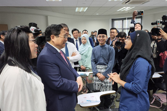 Thủ tướng Phạm Minh Chính thăm trường Đại học Quốc gia Brunei