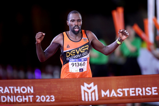 VĐV người Kenya về nhất giải VnExpress Marathon Ho Chi Minh City Midnight