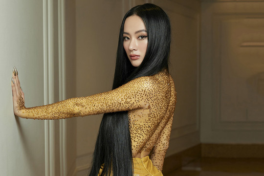 Angela Phương Trinh đính đá lên cơ thể, dùng tóc che chắn vòng 1