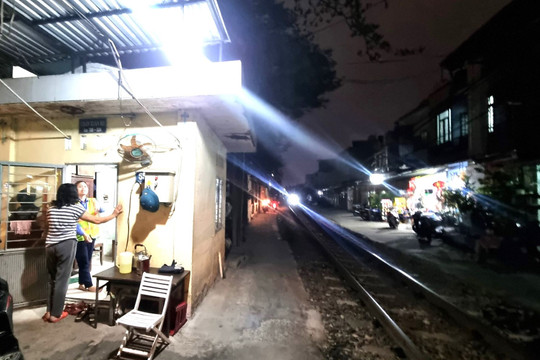 Nữ nhân viên gác chắn tàu hỏa bị nhóm đàn ông hành hung: 'Tôi vẫn chưa hết sợ'