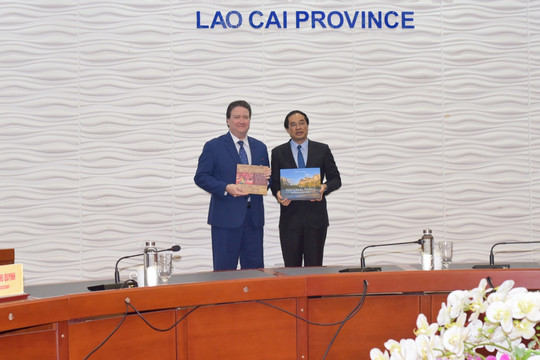 Đại sứ Hoa Kỳ thăm và làm việc tại Lào Cai