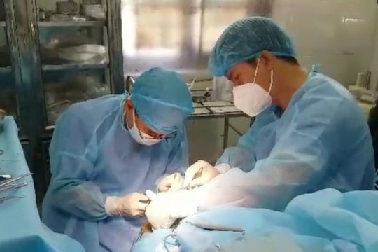 Cấp cứu ngư dân bị viêm ruột thừa cấp trên đảo Trường Sa Đông